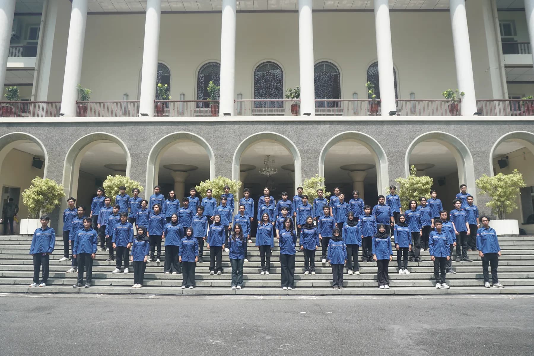 Foto Kabinet Abya Vistara di halaman kampus UGM