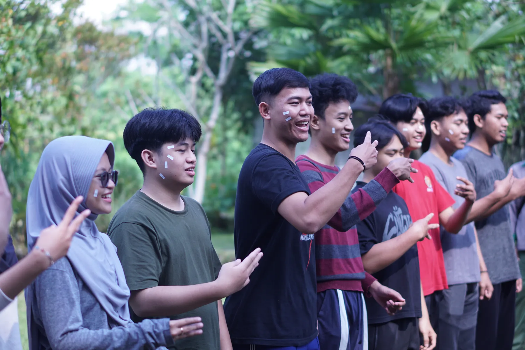 Barisan anggota HMTE mengikuti permainan kelompok