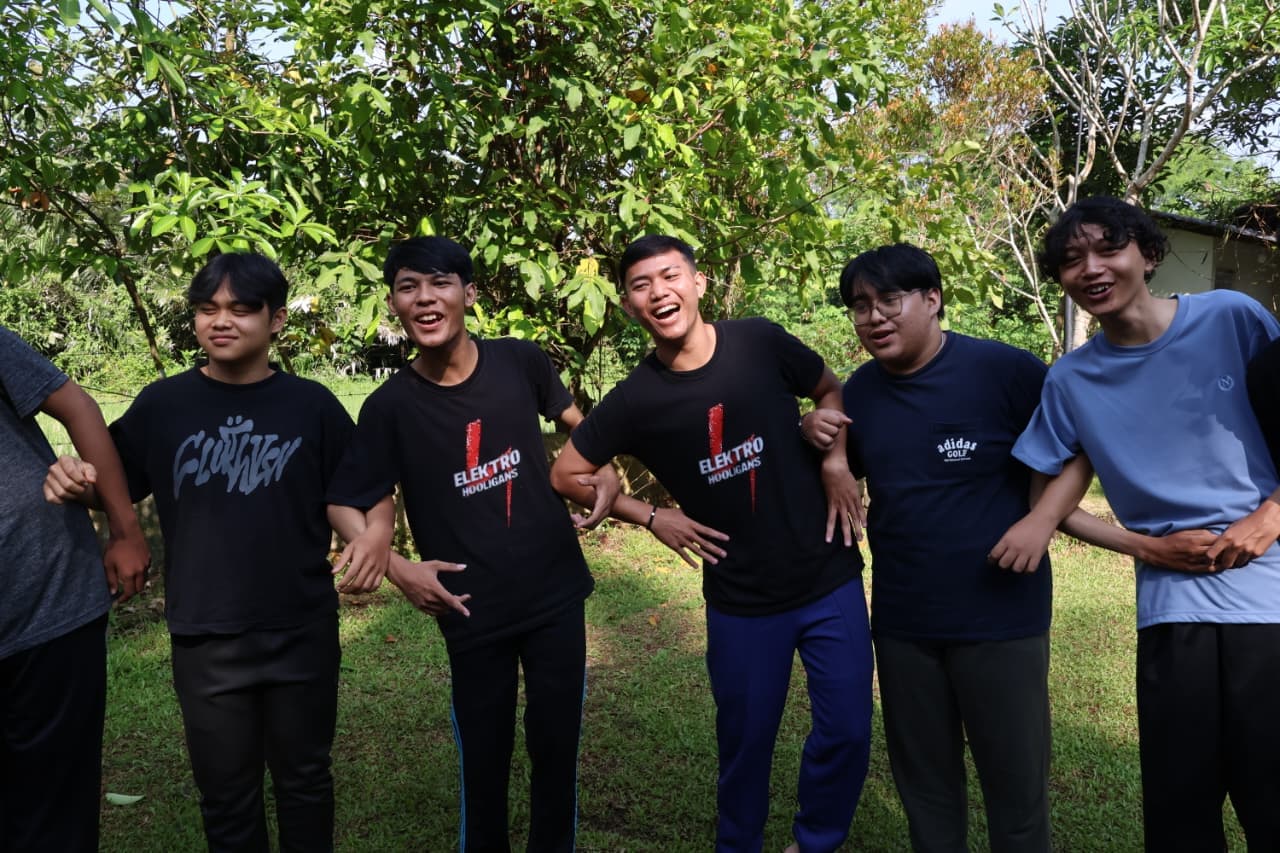Anggota HMTE berinteraksi dalam kegiatan kebersamaan